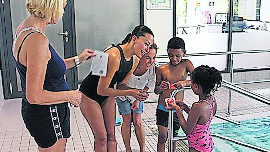  Interessiert hören die Kinder aus den unterschiedlichsten Ländern den Schwimmlehrerinnen zu. Der Tag im Meerbad war für allen ein wahrer Gewinn. 