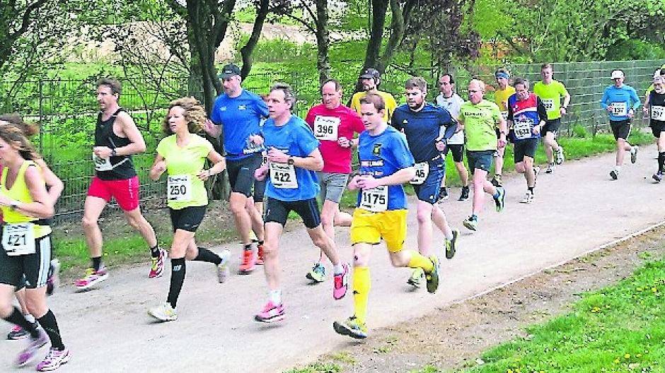 Die 10km-Läufer auf den Weg in den Schlosspark.