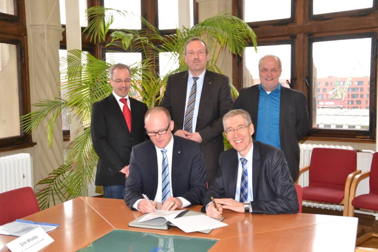 Oberbürgermeister Sören Link und Bahnflächenentwicklungsgesellschafts-Geschäftsführer Thomas Lennertz (sitzend) sowie Dirk Wlocka (Stadtentwicklungsamt), Baudezernent Carsten Tum und Klaus-Dieter Büttner ( Projektleiter BEG) (vl) bei der Unterschrift unter die Konsensvereinbarung.