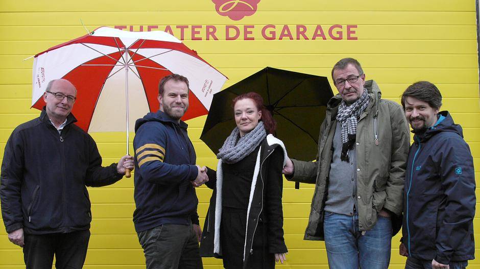 Auf gute Zusammenarbeit: die Teams aus Krefeld und Venlo entwickeln gemeinsam ein Jugendstück. Mit dabei: (v.l.) Koordinator Piet Nillesen, Regisseur Arjan Gebraad, Theaterpädagogin Maren Gambusch, Bühnenbildner Matthias Stutte und der ehemalige Theaterpädagoge Dirk Wiefel.