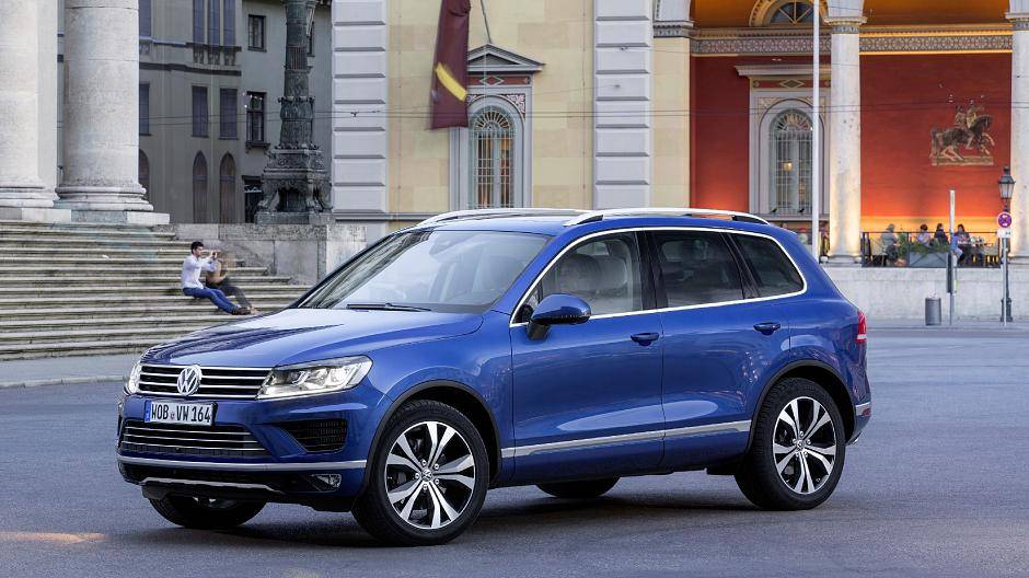  Der neue Frontstoßfänger lässt den Touareg deutlich breiter und damit kraftvoller wirken.Foto.VW 
