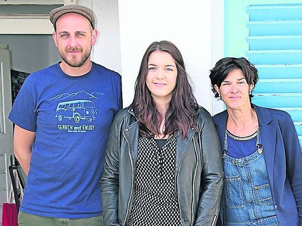 Jonas Egelkraut, Praktikantin Laura Gülzau und Nicole Mehring kümmern sich um die Dinslakener Jugendarbeit.