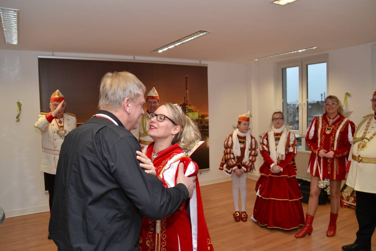 …. während Ferdi Seidelt seine Auszeichnung aus der Hand von Tanja...