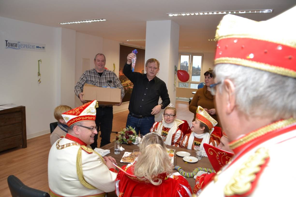 Aus Verlagsbeständen konnten Redakteur Volker Wieczorek (mit Kiste) und Chefredakteur...