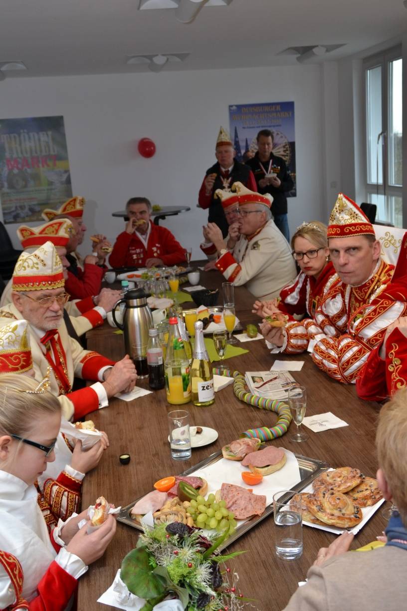 Doch schnell hatte man seinen Platz gefunden und ließ sich die leckeren Sachen...