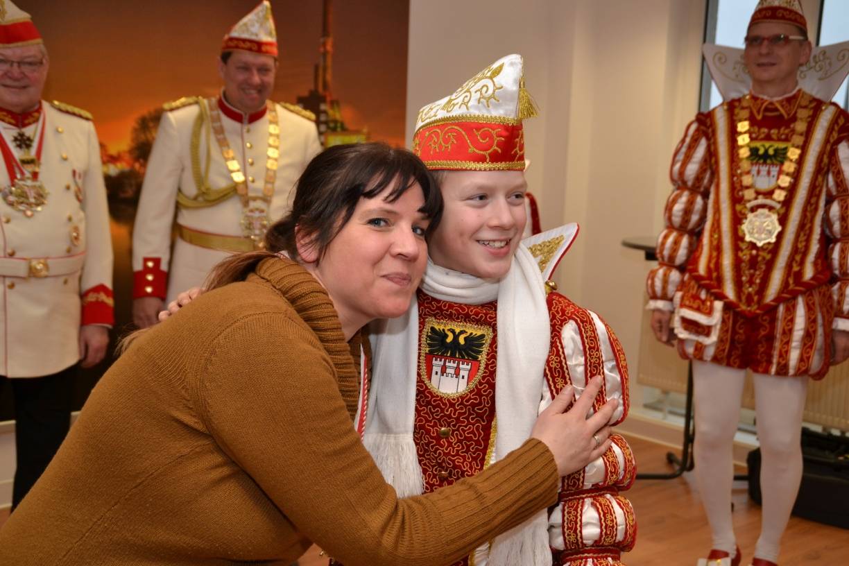 Redakteurin Nadine Scholtheis bekam natürlich auch einen Orden vom großen Prinzen,...