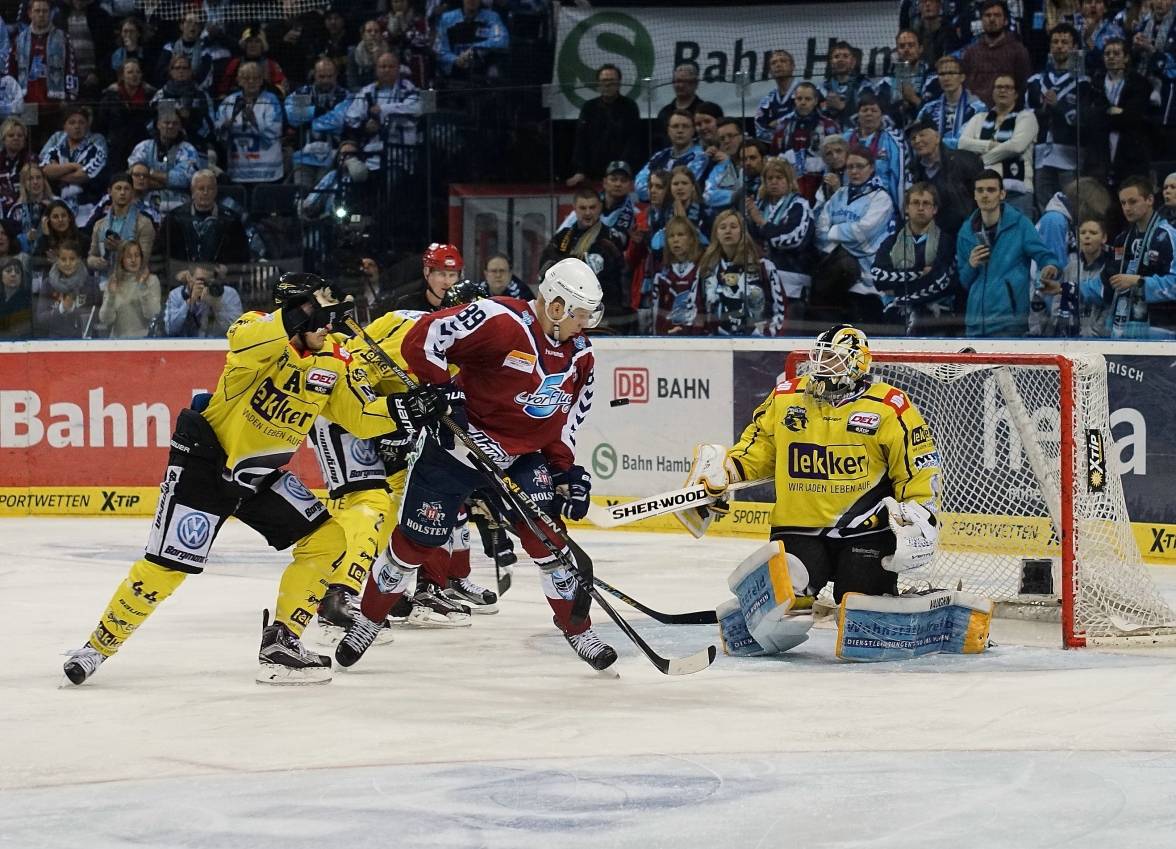 Pinguine unterliegen Hamburg 2:3 nach Penaltyschiessen: Punktgewinn in Hamburg