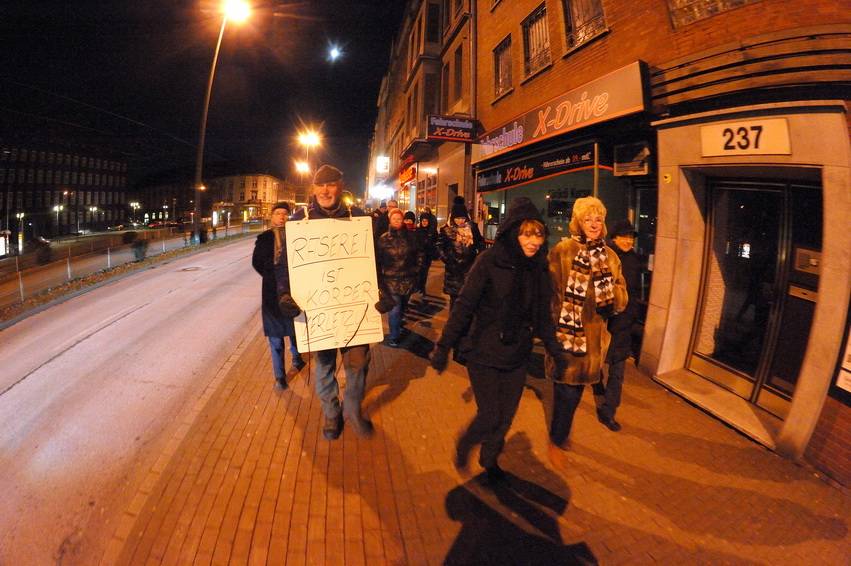 Auf dem Weg dahin wurde die Gruppe aus den Autos heraus von einigen der Rasern angepöbelt.