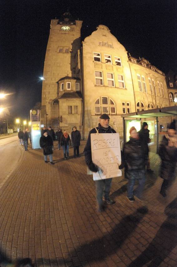 Nach dem Gespräch an der Ecke des Rathauses machte sich die Gruppe Richtung Berta-von-Suttner-Straße auf den Weg.
