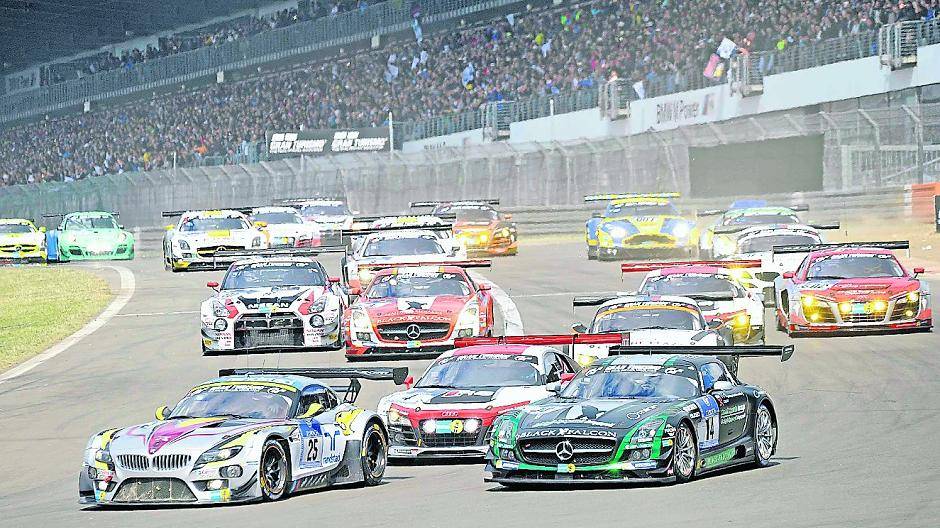 Start des 24h-Rennens am Nürburgring im vergangenen Jahr. Wer dieses Jahr von den ersten Plätzen ins Rennen geht, entscheidet sich in der Qualifikation am 11. und 12. April.