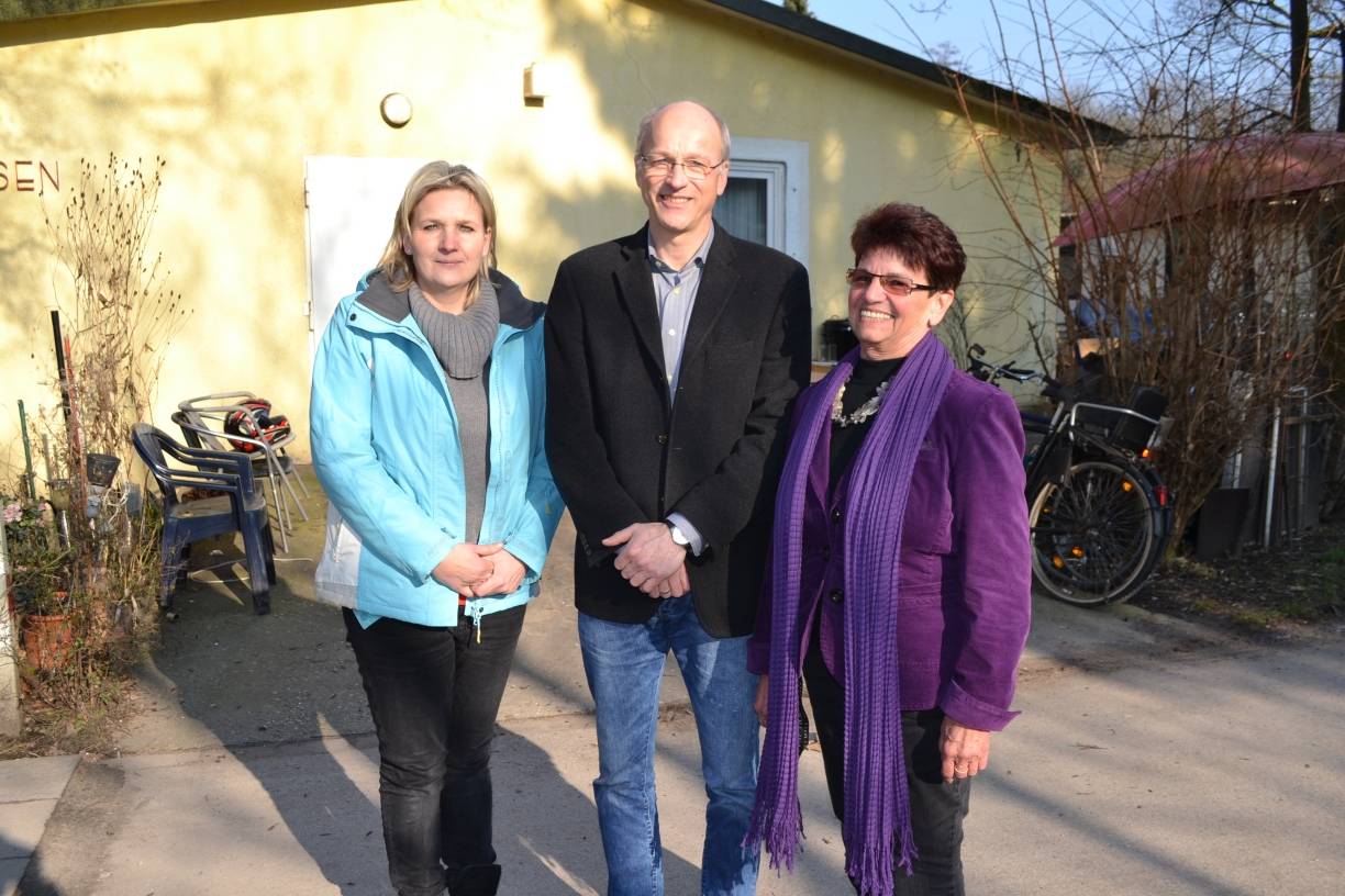 Barbara Tkotz, Leiterin der Fliehburg und im Förderverein Beisitzerin für die Caritas, Guido Busch, 2. Vorsitzender, und Lilo Wallerich, 1. Vorsitzende des Fördervereins Fliehburg, sind ein aktives und engagiertes Team, das sich sehr über „Zuwachs“ im Verein freuen würde. Nicht auf dem Foto: Kassierer Egon Schulz und Lothar Muschik, Beisitzender für die Verwaltung der Stadt.