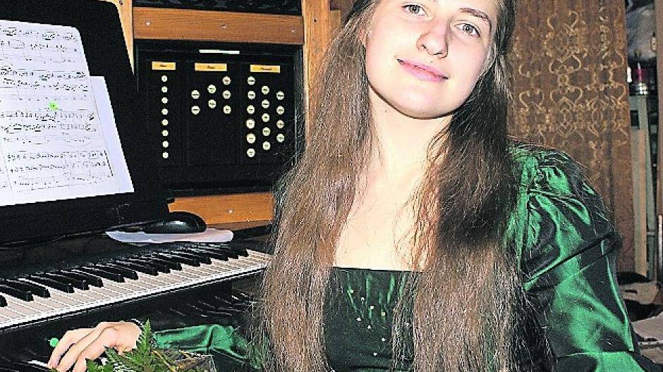 Ekaterina Porizko (Kantorin der Ev. Kirchengemeinde Büderich) und Dr. Stella Antwerpen (Musiklehrerin am Mataré Gymnasium) werden Lieder und Arien präsentieren. Fotos. Ev. Kirche