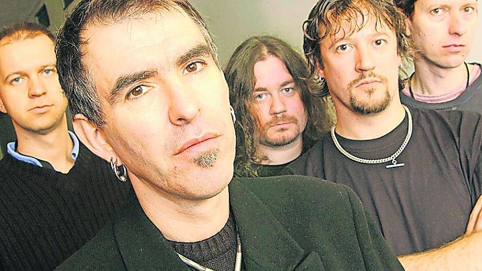 Volles Haus an der Schwarzen Heide. Das beschauliche Fleckchen Wiese zwischen Dinslaken, Hünxe und Oberhausen mausert sich immer mehr zur heißen Festival-Location — Crowd surfen ist natürlich inklusive...