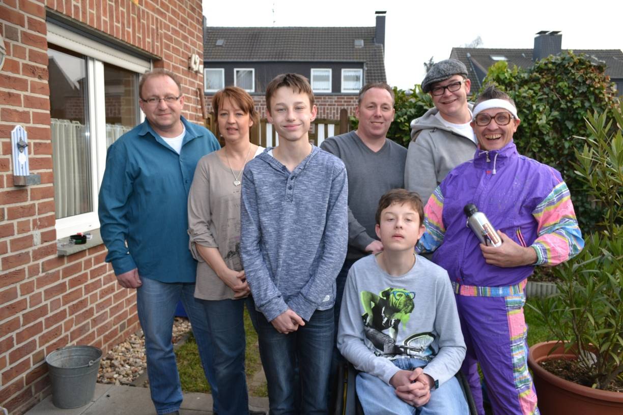  Freuen sich schon auf den Lauf für die Liebe: Silvano, Sonja, Leon und Noah Bedrina sowie Thorsten Ippendorf (TV Jahn Hiesfeld), Thomas Kaufmann (We love Dinslaken) und Olaf Overbiss. 