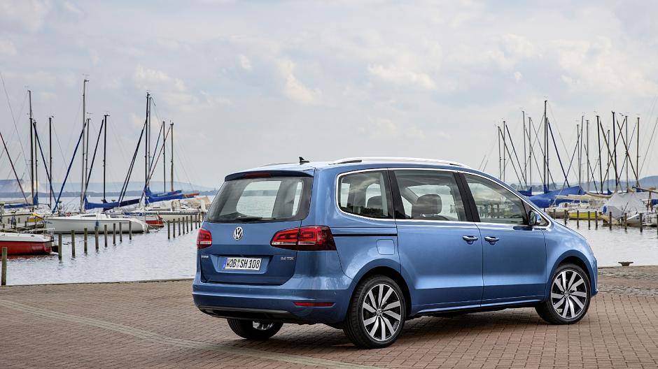  Das Exterieur des Sharan wurde im Detail geschärft. Eine prägnantere Lichtsignatur zeigen die jetzt in LED-Technik ausgeführten Rückleuchten. 