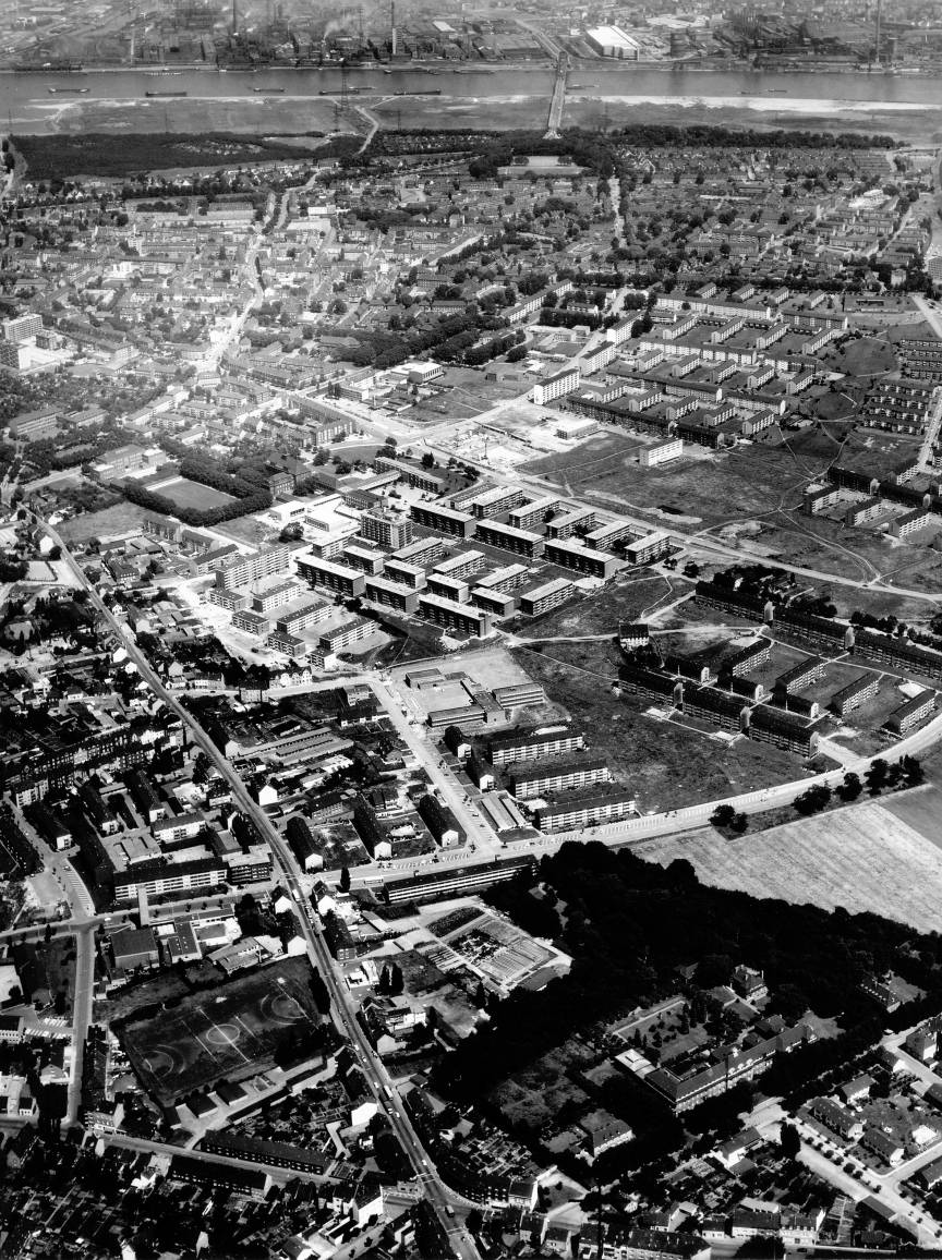  Blick über einen Teil von Rheinhausen im Jahre 1968: Von Eingemeindung nach Duisburg im Jahre 1975 war zu diesem Zeitpunkt noch keine Rede. Die Rheinhausenhalle, das große Sparkassen-Gebäude und das neue Finanzamt sucht man hier auch noch vergebens. 