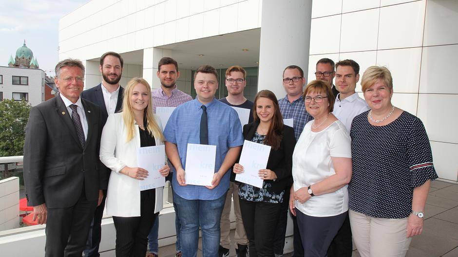  Freuen sich über das Ende der Ausbildungszeit: Von links: Landrat Hans-Jürgen Petrauschke, Michael Kuhn, Theresa Rohrbach, Tom Köller, Stefan Jonas Krüger, Patrick Lange, Alina Heibel, Marco Winkels, die Gleichstellungsbeauftragte Ulrike Kreuels, der Personalratsvorsitzende Mario Broisch, Christian Arndt und die stellvertretende Personalamtsleiterin Sabine Floryszak. 