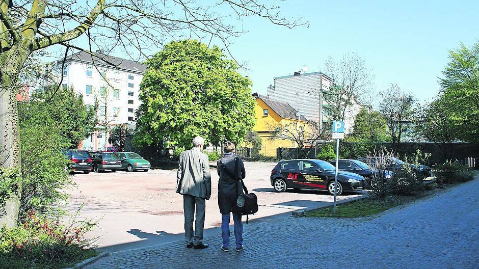 Noch dient der Platz an der ehemaligen Geestschule an der Kaiserstraße in Friemersheim als Parkfläche. Demnächst soll er umgestaltet werden, als Wochenmarktstandort dienen und dem Ortsteil als vielfältige Begegnungs- und Veranstaltungsfläche zur Verfügung stehen.