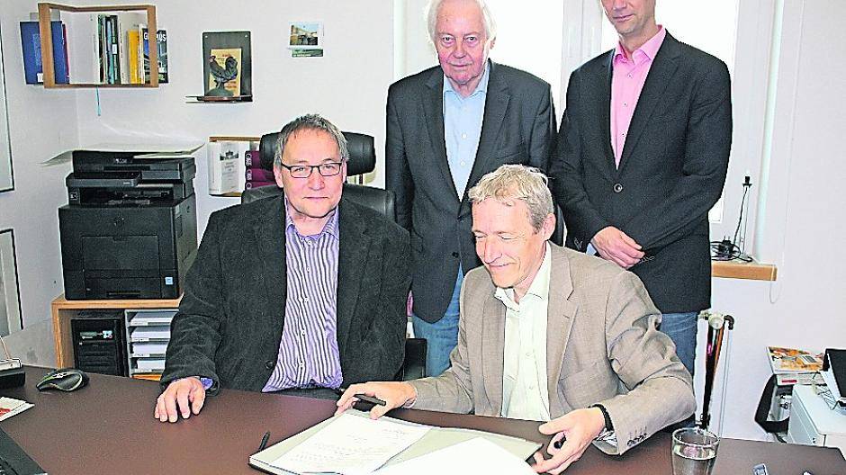 Bei der Unterzeichnung des Pachtvertrages über den Platz an der ehemaligen Geestschule in Friemersheim (sitzend, vl): Dietmar Vornweg (Vorstand Spar- und Bauverein Friemersheim und Uwe Rohde (Geschäftsführer Immobilien-Management Duisburg, IMD). Bezirksbürgermeister Winfried Boeckhorst und Bezirksamtsleiter Karsten Alberts standen Pate.