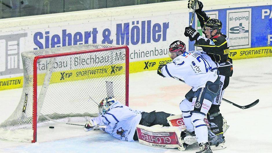  Die Pinguine drehten gegen Iserlohn das Spiel (hier der Treffer zum 1:1) und siegten mit 2:1 nach Verlängerung. 