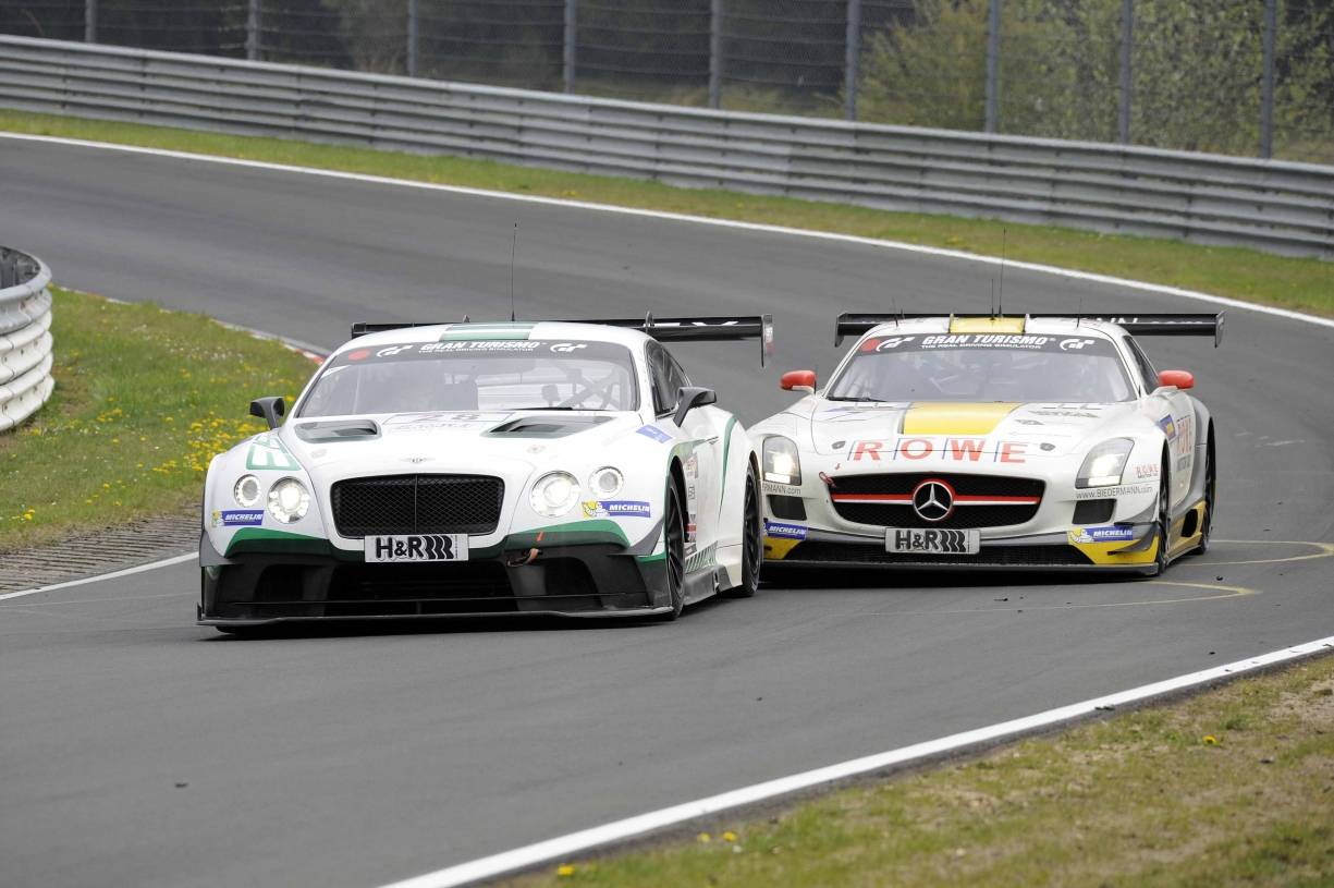 Der Duisburger Rennfahrer Lance David Arnold, der im vergangenen Jahr mit dem ROWE-Team in der höchsten Leistungsklasse als Zweiter ins Ziel rollte, fährt dieses Jahr beim neuen Team HTP auf Bentley Continental GT3— Startnummer 85. Das Foto zeigt eine Szene aus dem 2. VLN-Lauf vor zwei Wochen. Arnold im Bentley in Front, dahinter sein altes Team mit Klaus Graf am Volant.