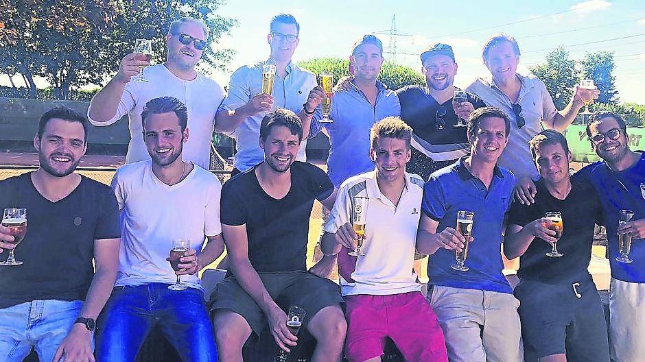 Die Herren des TC Bovert um Kapitän Markus Nauen machten den Durchmarsch in die Bezirksklasse C perfekt. Jetzt haben sie allen Grund zu feiern.