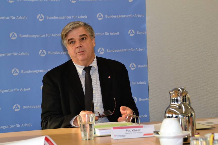 Ulrich Käser, Vorsitzender der Geschäftsführung der Agentur für Arbeit Duisburg, beurteilte die Bewegung auf dem Duisburger Arbeitsmarkt positiv. Dies zeige sich auch an den Arbeitslosen, die nur kurzzeitig bei der Behörde gemeldet sind: Hier sind die Zahlen praktisch gleich geblieben. Das Problem sei der große Sockel von Langzeitarbeitslosen. „Die Langzeitarbeitslosigkeit in Duisburg, aber auch im gesamten Ruhrgebiet ist das ganz zentrale Thema!“