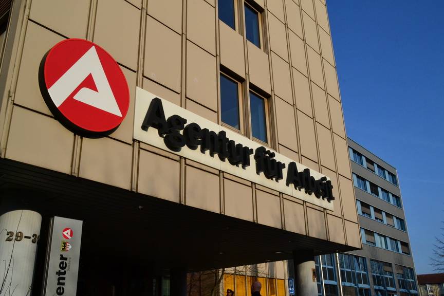 30.669 Menschen waren im Dezember 2014 in Duisburg arbeitslos. Das sind 121 Personen mehr als im Vormonat November. Die Arbeitslosenquote stieg um 0,4 Prozentpunkte und liegt damit exakt auf dem Stand von Dezember 2013 bei 12,5 Prozent. Zieht man die Personen ab, die sich in Schulungen und anderen Maßnahmen befinden, nahm die so genannte „Unterbeschäftigungsquote“ in Duisburg zum Vorjahrsmonat Dezember 2013 um 0,4 Prozent ab.