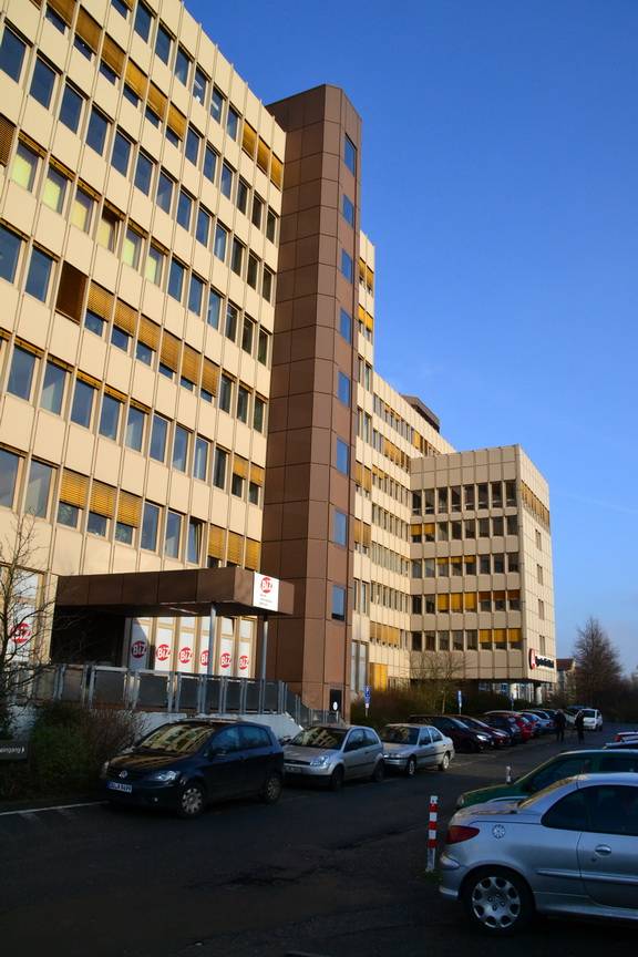 Beim Thema Mindestlohn macht man sich in der Arbeitsagentur Duisburg nur wenig Sorgen. Der Anteil der sozialversicherungspflichtig Beschäftigten mit rund 1400 Euro Lohn liege bei rund 4,7 Prozent und sei damit niedriger als im gesamten Land NRW 5,5 Prozent). Es könne sogar sein, dass es mit der Einführung des Mindestlohns zu einer Abnahme von Leistungsempfängern kommt, die ihren geringen Lohn aufstocken müssten.