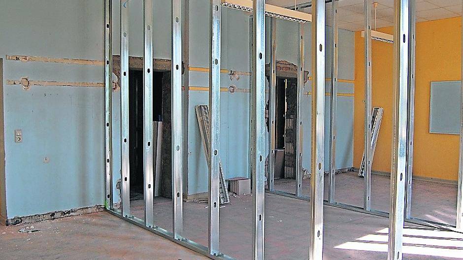 Die ehemaligen Klassenräume werden mit Trennwänden zu drei Privatzimmern.