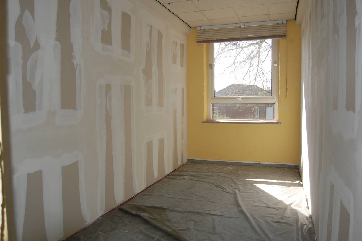  Hier ist die Trennwand schon beplankt. Aus den ehemaligen Klassenräumen entstehen so jeweils drei Privaträume.  