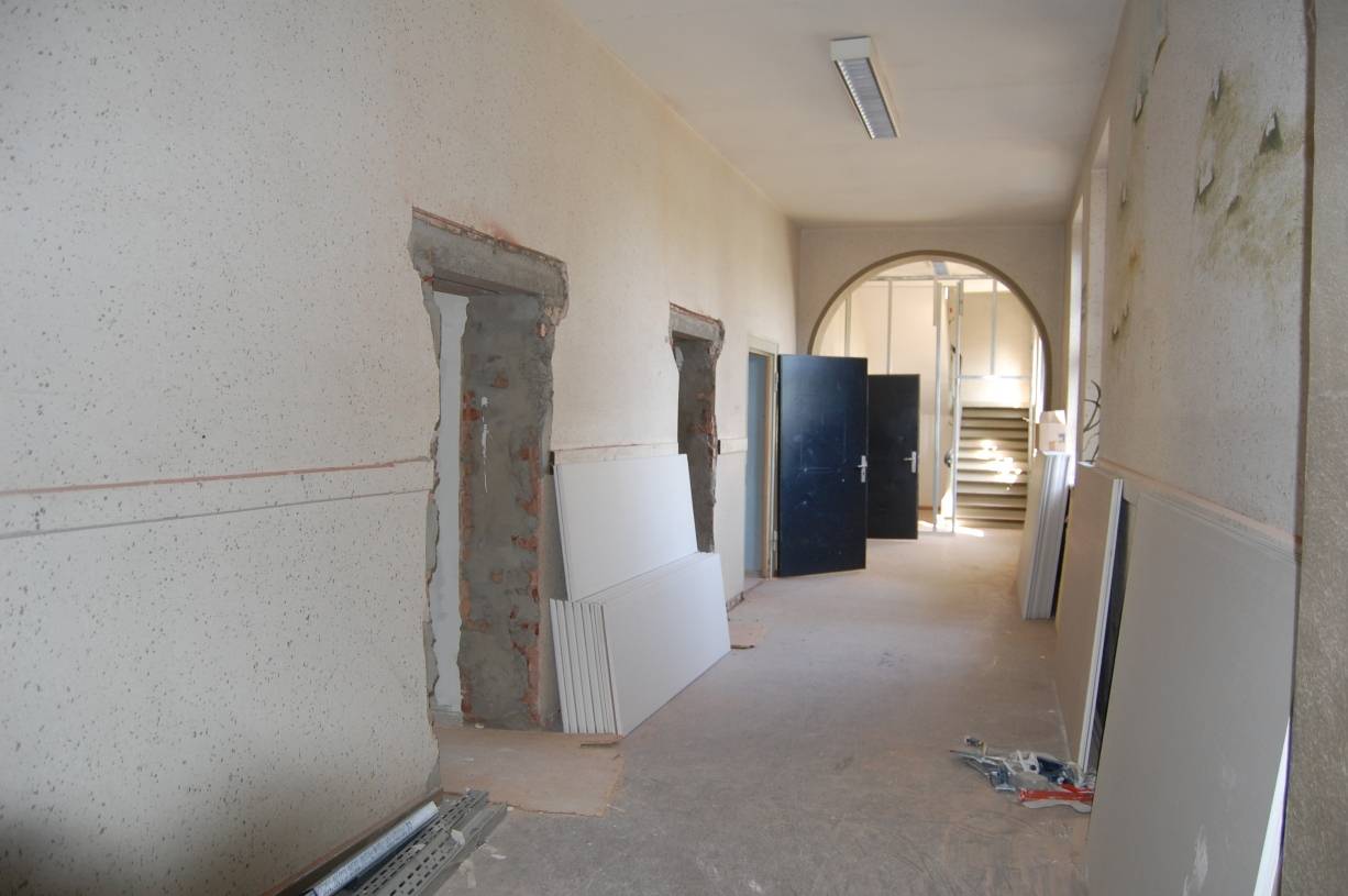  Als die Durchbrüche für die Türen der neuen Privaträume gemacht wurden, konnte man auch außerhalb der Dörpfeldschule erstmals mitbekommen, dass drin was passiert. Soll nämlich ziemlich laut gewesen sein. 