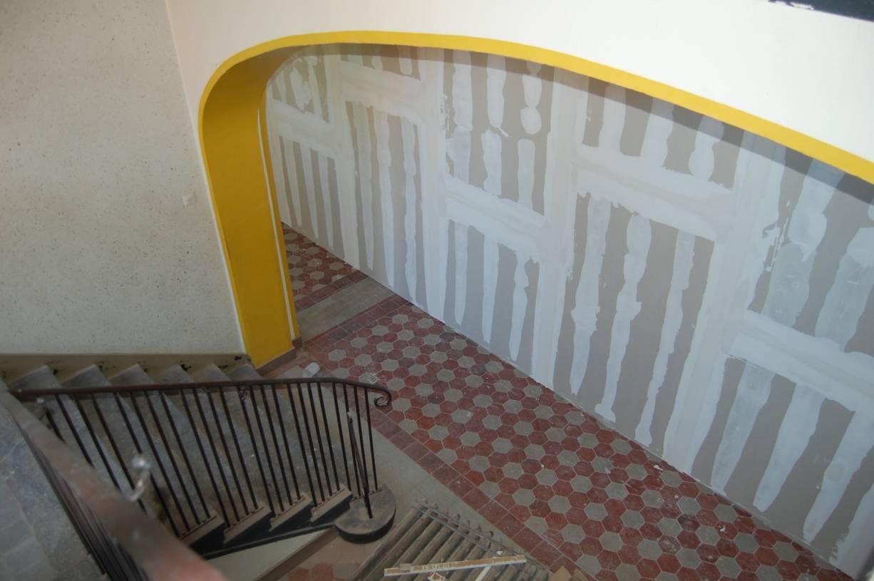  Eine Trennwand mitten auf dem Flur - so ist es vorgeschrieben.  