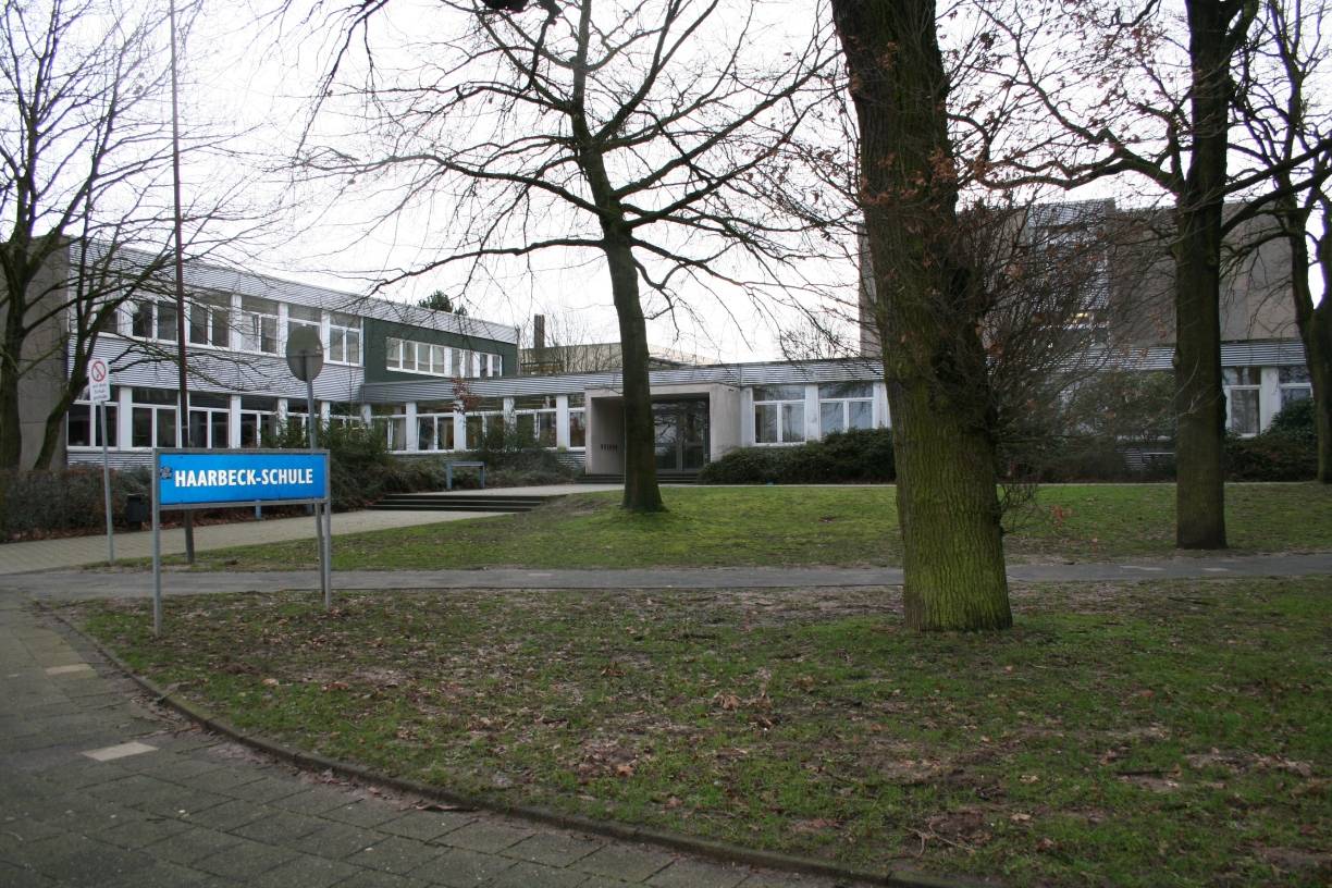 Die Haarbeckschule wurde bereits 1923 an Ecke Jahnstraße / Haarbeckstraße gegründet. Seit 1971 befindet sich die Hauptschule im Schulzentrum.