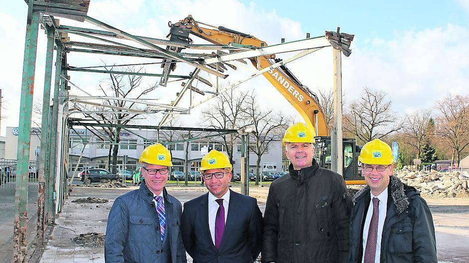  Beim Abriss der alten Halle (v.l.): Jürgen Steinmetz (IHK), die Tölke und Fischer-Geschäftsführer Thorsten Heller und Markus Tölke sowie Eckart Preen (WFG). 