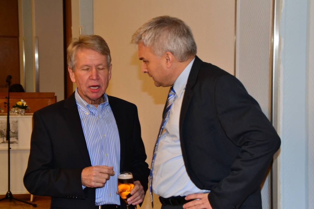  Neben dem stellvertretenden CDU-Ratsfraktionsvorsitzenden Thomas Susen, war auch der ehemalige Parlamentarische Staatssekretär von Norbert Blüm, Horst Günther, Bürgermeister Volker Mosblech, und viele Rats- und Bezirksvertretungsmitglieder der CDU vor Ort. Unser Bild zeigt den ehemaligen Vorstandsvorsitzenden Hans-Werner Tomalak im Gespräch mit dem CDU-Ratsherrn Udo Steinke. 