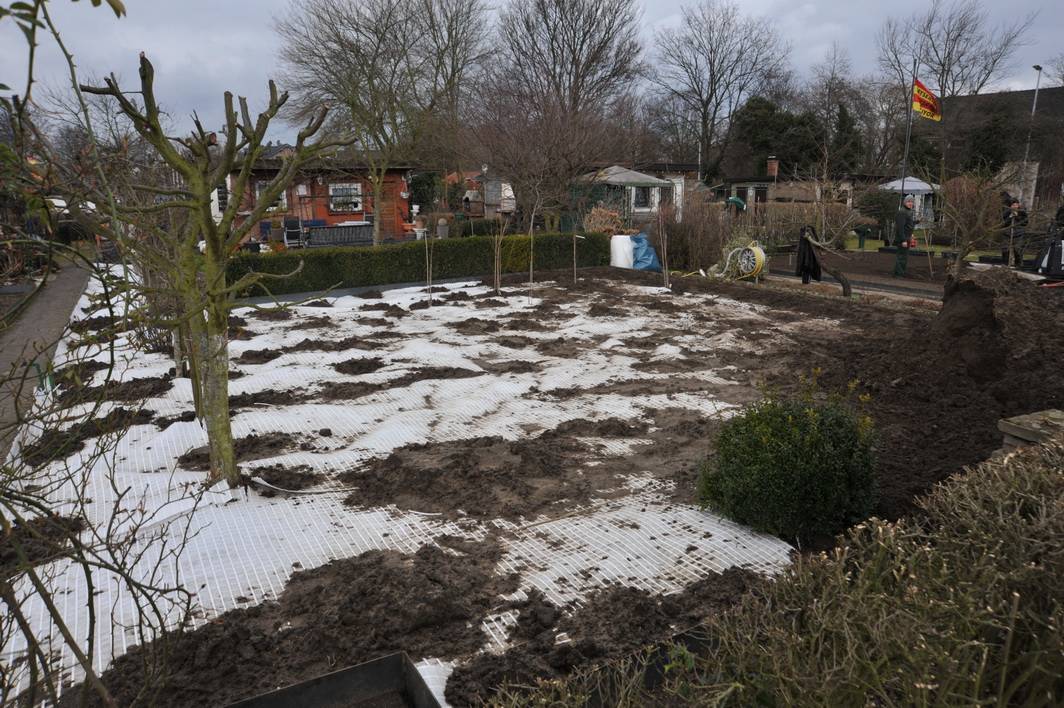 Dabei ist diese neue Erdschicht rund 25 Zentimeter dick. Darunter ist eine Flies-Folie, die als quasi unverrottbar gilt. Auch mit dem Spaten kann sie nicht einfach durchstochen werden.