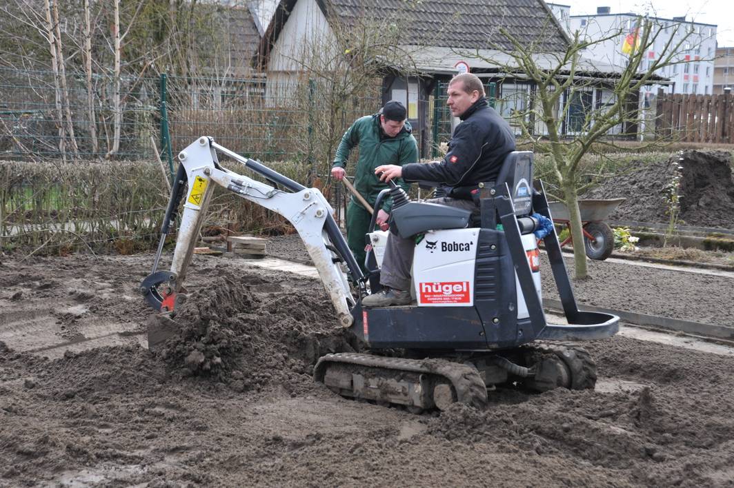 Auf vielen Parzellen wird derzeit die neue Erde aufgebracht.