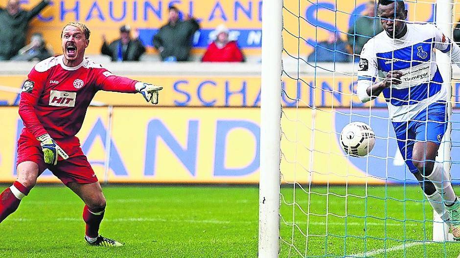  „Ey Schiri, abseits!“: Gästekeeper André Poggenborg eskaliert, Matchwinner Onuegbu nimmt’s lockerer.  