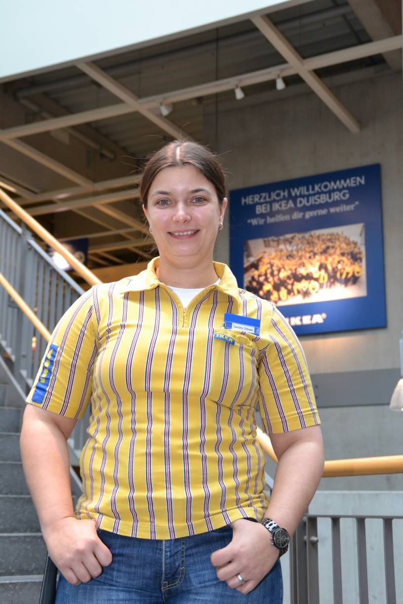  Sandra Stibale ist bereits seit November die Einrichtungshausleiterin, wie die führende Position in einem IKEA-Haus bezeichnet wird. Nach dem Weihnachtsgeschäft waren die Spendenübergaben für die gebürtige Weselerin eine willkommene Gelegenheit sich in Duisburg offiziell vorzustellen. Bevor sie nach Duisburg kam, hat sie bereits drei Jahre das Ikea-Haus in Osnabrück geleitet. 