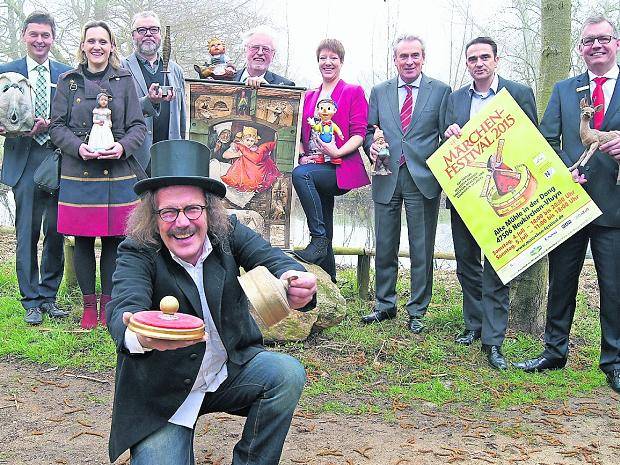 Macher und Förderer: Neukirchen-Vluyn-Bürgermeister Harald Lenßen, Martina Raber (Sponsor Edeka Raber &amp; Rheingans), NV-Kulturchef Franjo Terhart, Gründer Dr. Joachim Bürger, seine Assistentin Kate Hedding, Gisbert Kügler (Sponsor Kerrygold), Herbert Hornung (Sponsor ENNI), Bernd Zibell (Sponsor Sparkasse Niederrhein), vorne Heinz Bömler, der wahnsinnige Puppenspieler aus Goch.
