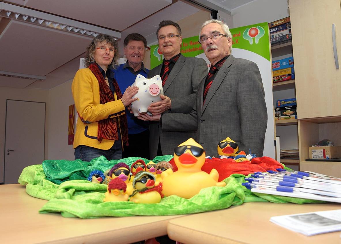  Auch in diesem Jahr gibt es wieder ein Entenrennen im Innenhafen. Die Badeenten "warteten" schon im Vordergrund bei der Übergabe des Sparschweins durch die Abgesandten des Polizerichors. 