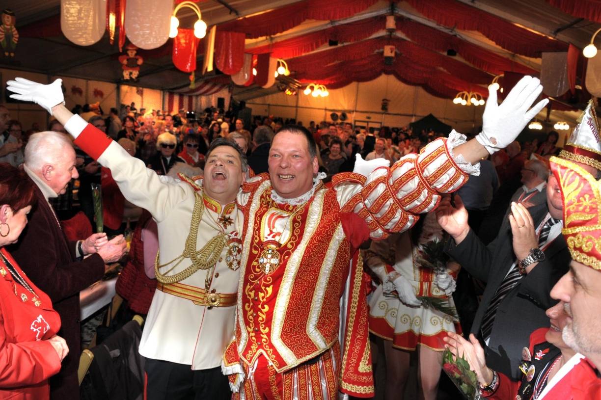  Proppevoll war es im Zelt der Südsterne, als der „noch bürgerliche“ Christof Brüning und Thomas Löv sich ins Getümmel stürzten. Wenig später war aus ihnen Christof I. und der Hofmarschall geworden. 