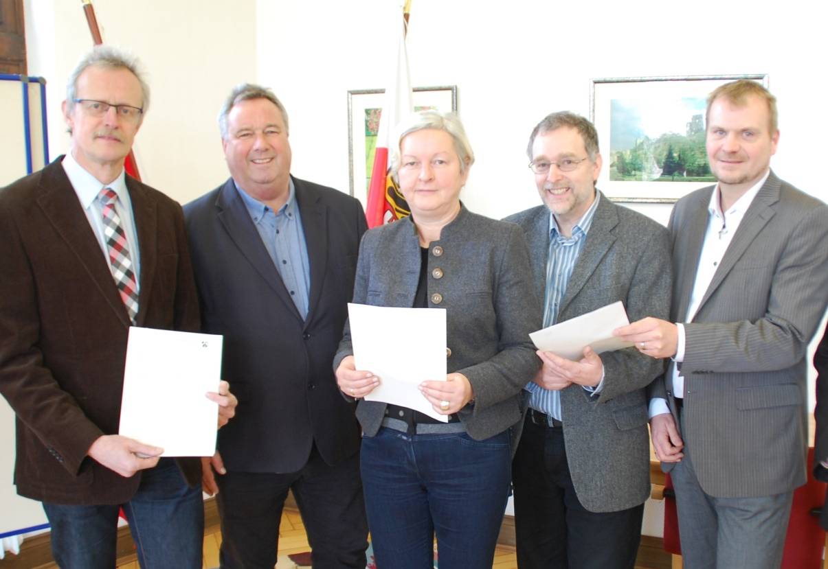  „Schwarz auf Weiß“: Die Bezirksregierung genehmigte kürzlich die Errichtung der neuen Sekundarschule in Rheinhausen - am Standort der Realschule Körnerplatz. Im Bild (vl): Edgar Harnischmacher (Konrektor Hauptschule Friedrich-Ebert-Straße), Jürgen Volkmer (Bezirksregierung Düsseldorf), Martina Seifert (Abteilungsleiterin Lise-Meitner-Gesamtschule), Günter Derksen (Schulleiter Heinrich-Heine-Gesamtschule) und Ralph Kalveran (Leiter Amt für schulische Bildung). 