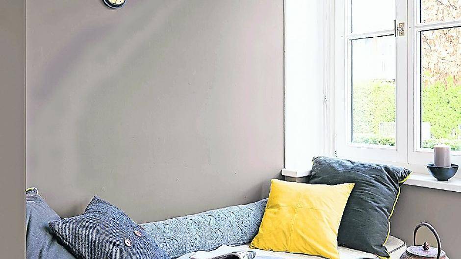 Helle Räume sind typisch für den skandinavischen Stil. In Verbindung mit natürlichen Textilien und metallischen Accessoires erzeugen Wände im Farbton „Stärke der Berge“, einem zeitlosen Grau, eine ruhige, geborgene Raumstimmung.