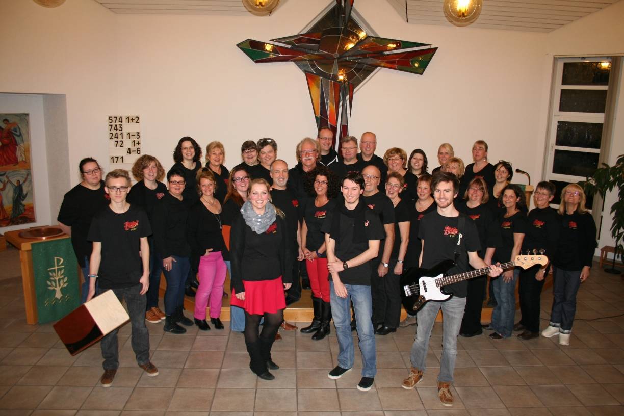 Christina van Deyk und Thilo Hildebrand (im Vordergrund, Mitte) haben vor einem Jahr die musikalische Leitung der Lightning Souls übernommen. Die Altersstruktur reicht von 16 bis 68 Jahren. Eine Mischung, die allen Mitgliedern gut gefällt und bestätigt, dass Gospel keine (Alters-)Grenze kennt. Jetzt braucht es nur noch ein paar mehr Männer! Traut euch!