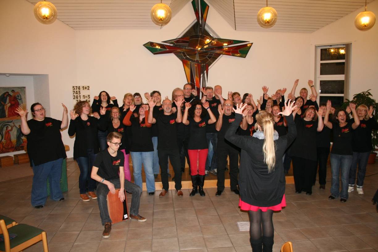 Christina van Deyk gibt bei den Proben den Ton an: Jeden Donnerstag, um 19.30 Uhr, treffen sich die Lightning Souls im Lutherhaus in Kamp-Lintfort.