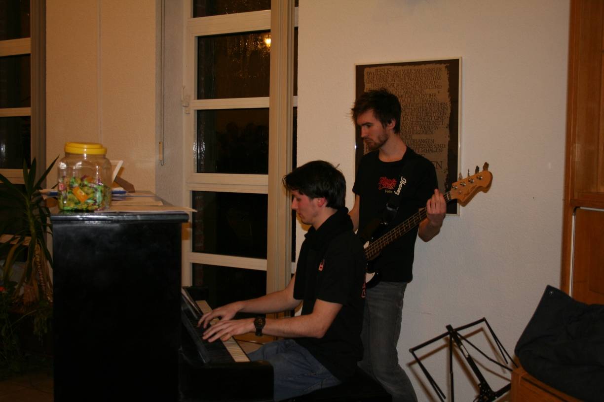  Thilo Hildebrand leitet den Chor vom Piano aus an. Instrumentale Unterstützung gibt es zudem vom Bassist Felix Boldt. 