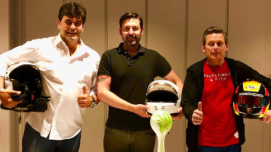 Uwe Legermann, Daniel Jolk und Uwe Stein steht die Freude ins Gesicht geschrieben: Sie haben das 24-Stunden-Rennen auf dem Nürburgring erfolgreich absolviert.