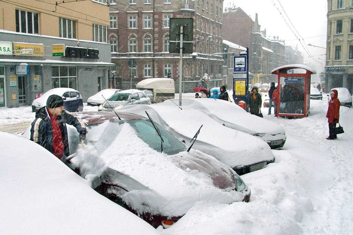 Was tun bei eingeschneiter Windschutzscheibe?: Schnee! Kein Parkschein in Sicht...